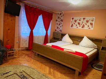 Фото номера Четырехместный номер с собственной ванной комнатой Гостевой дом Casa Mary г. Хацег 5