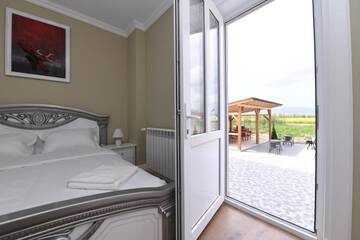 Фото номера Двухместный номер с 1 кроватью и патио Гостевой дом Absolut Residence Hateg г. Хацег 3