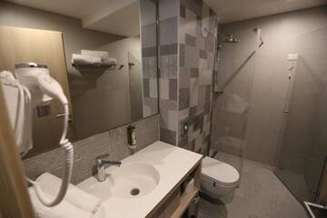 Фото номера Трехместный номер Отель Hotel Baril г. Хацег 3